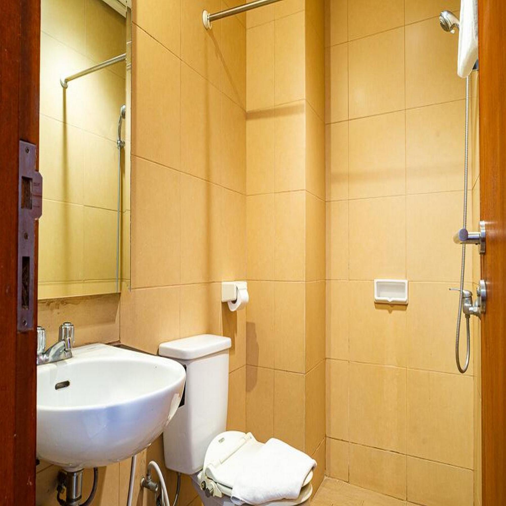 Reddoorz Plus At Blue Pacific Blok M Jakarta Exterior photo