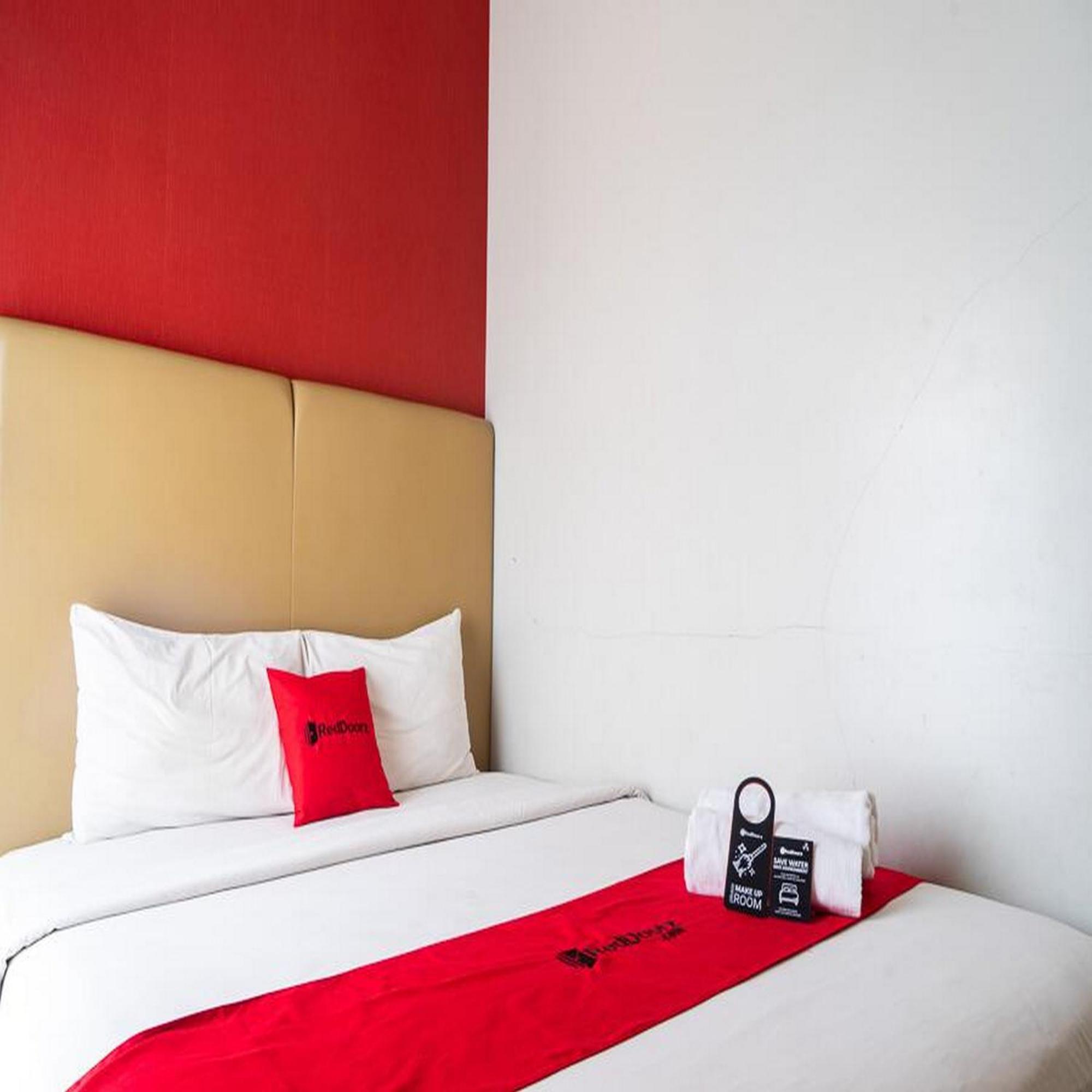 Reddoorz Plus At Blue Pacific Blok M Jakarta Exterior photo