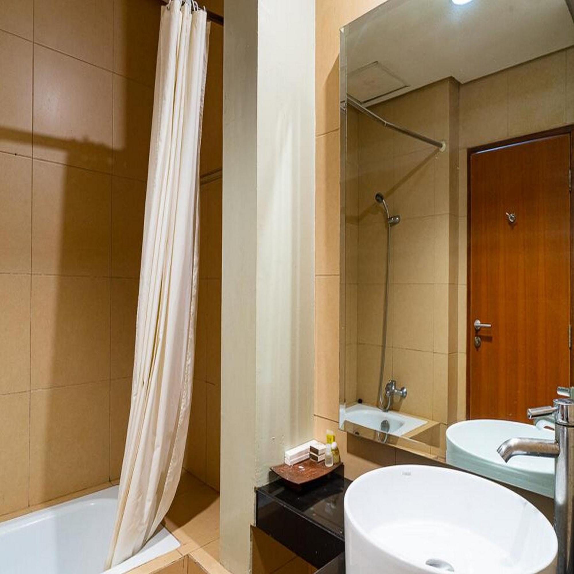 Reddoorz Plus At Blue Pacific Blok M Jakarta Exterior photo